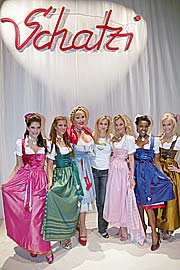 Schatzi Dirndl Modelle 2009 (Foto: MartiN Schmitz)